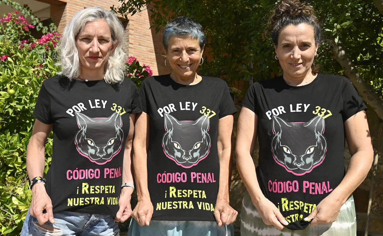 Ángela Ardila, Mari Luz Alonso y Mari Carmen Lozano con las camisetas de 'Movimiento Gato Urbano'. 