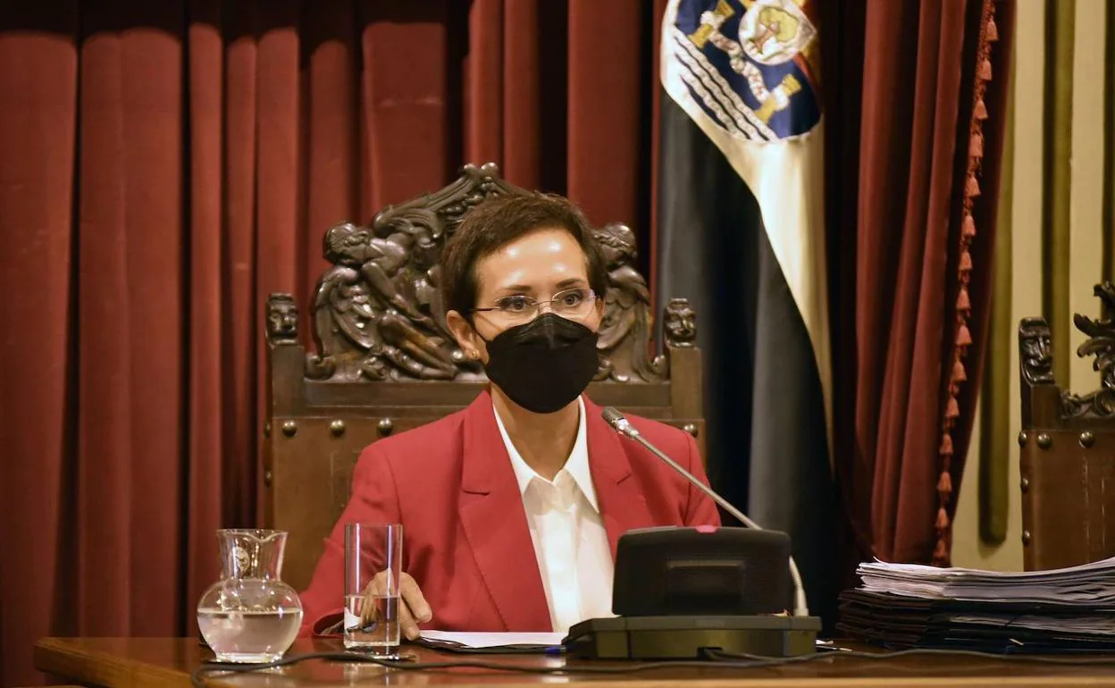 María José Solana presidiendo un pleno municipal. 