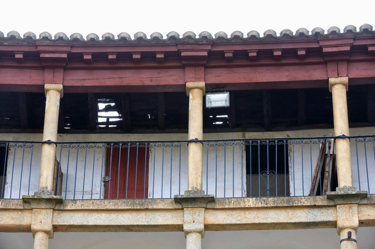 Cubierta deteriorada de la plaza de toros. 