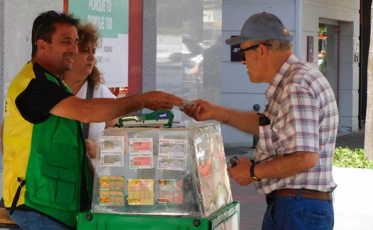 pEn plena tareaRafael Macías en su hábitat natural, en la calle vendiendo cupones. 