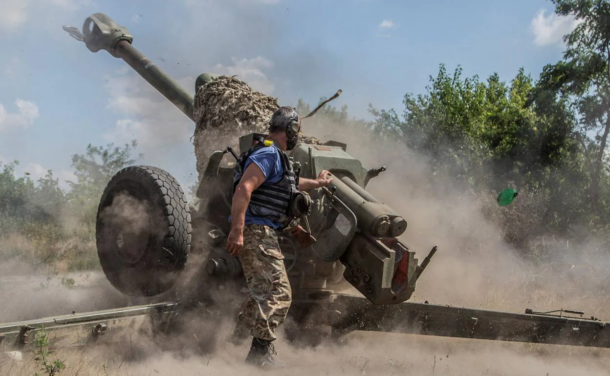 Un militar ucraniano dispara con un obús cerca de una línea de frente en Mykolaiv. 