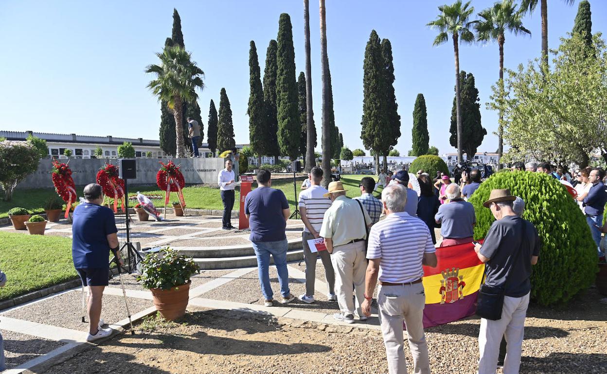 Homenaje organizado por el PSOE en el cementerio viejo. 