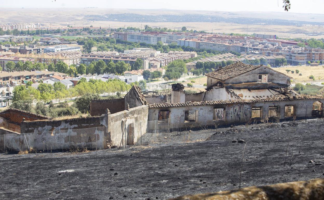 Estado tras el incendio del edificio del Pozo de la Nieve, donde está el viejo depósito de hielo.