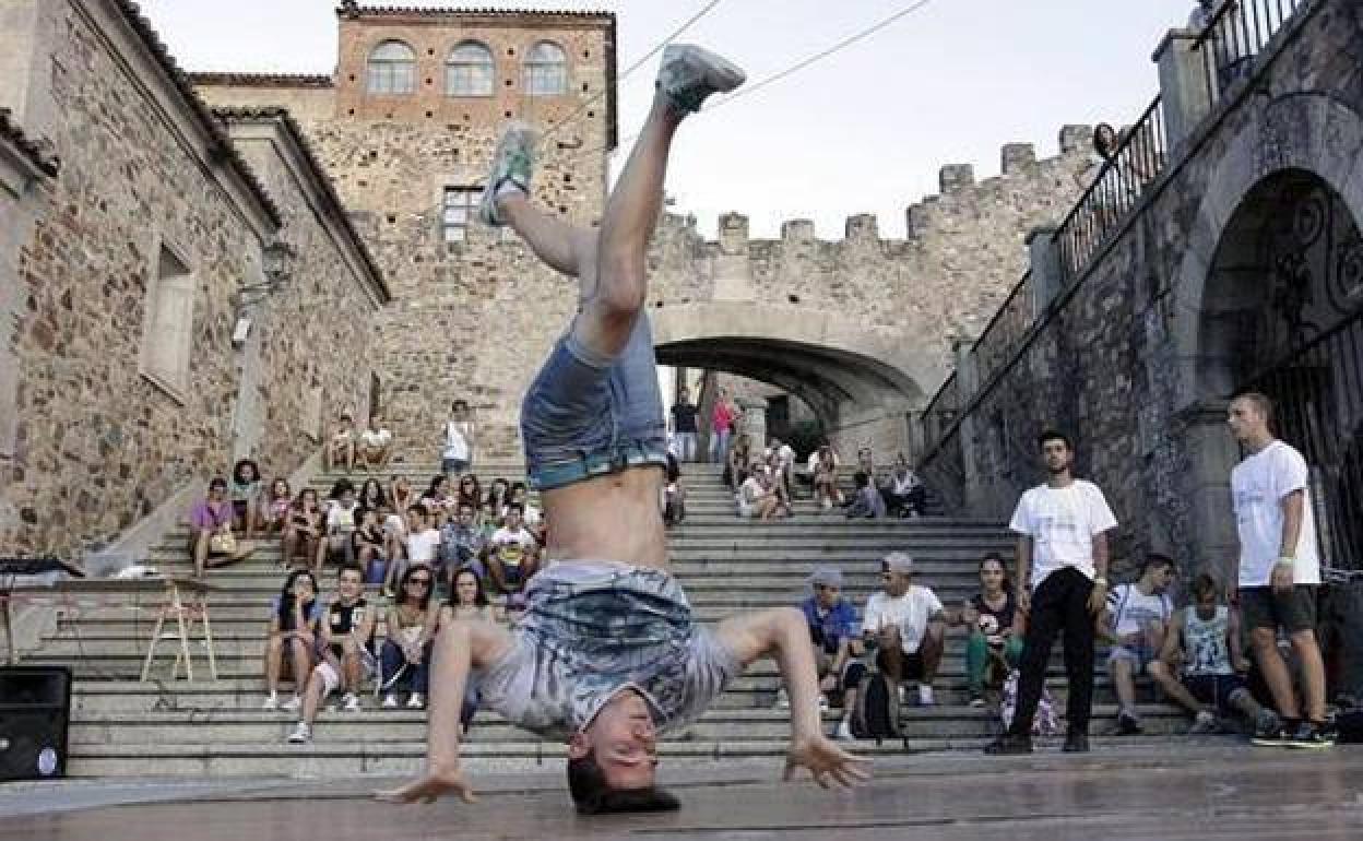 Participantes en ediciones anteriores del festival, en una actividad en la Plaza Mayor. 