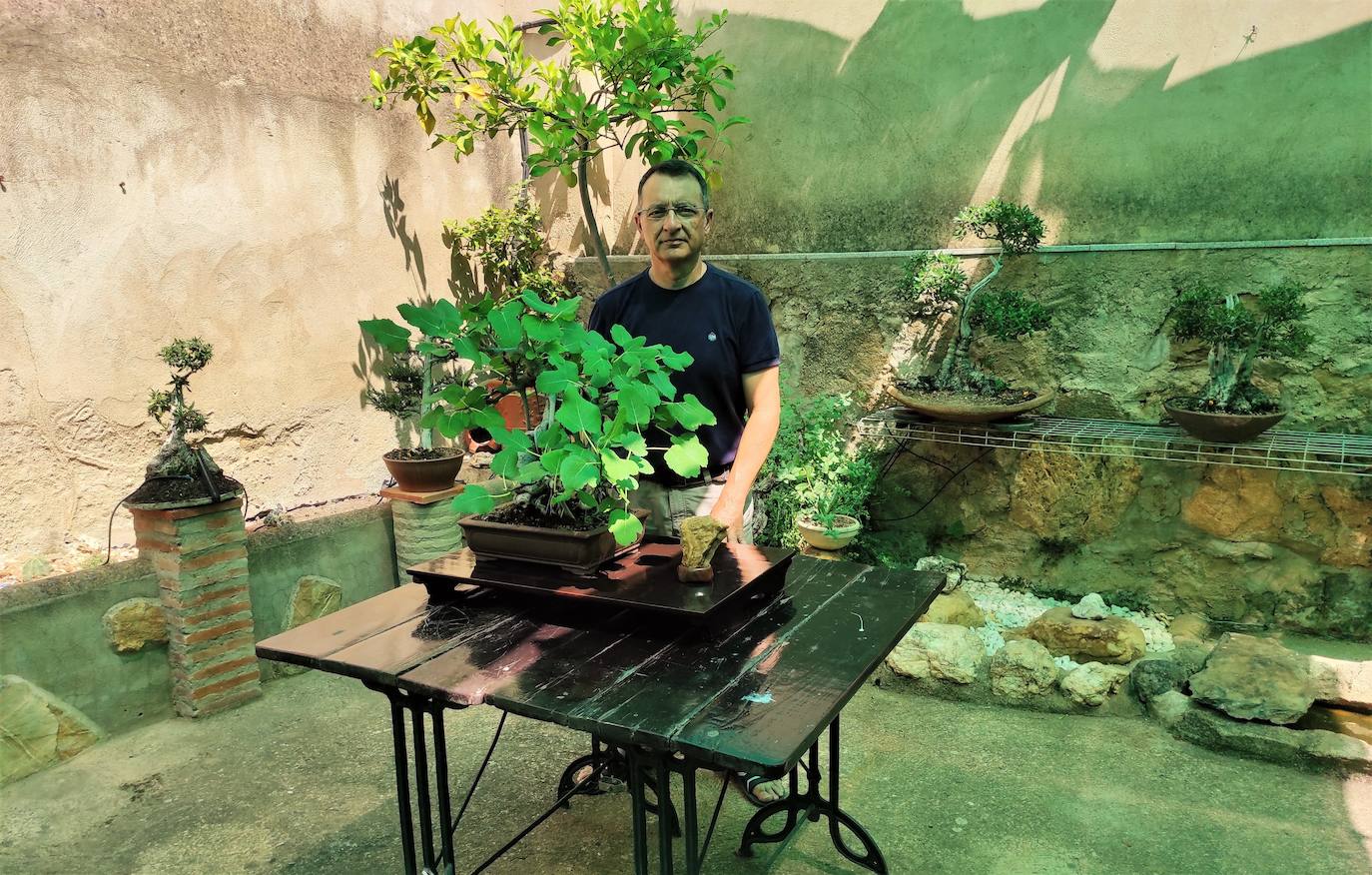 Constantino Rubio, con algunos de sus ejemplares en su patio lleno de flores.