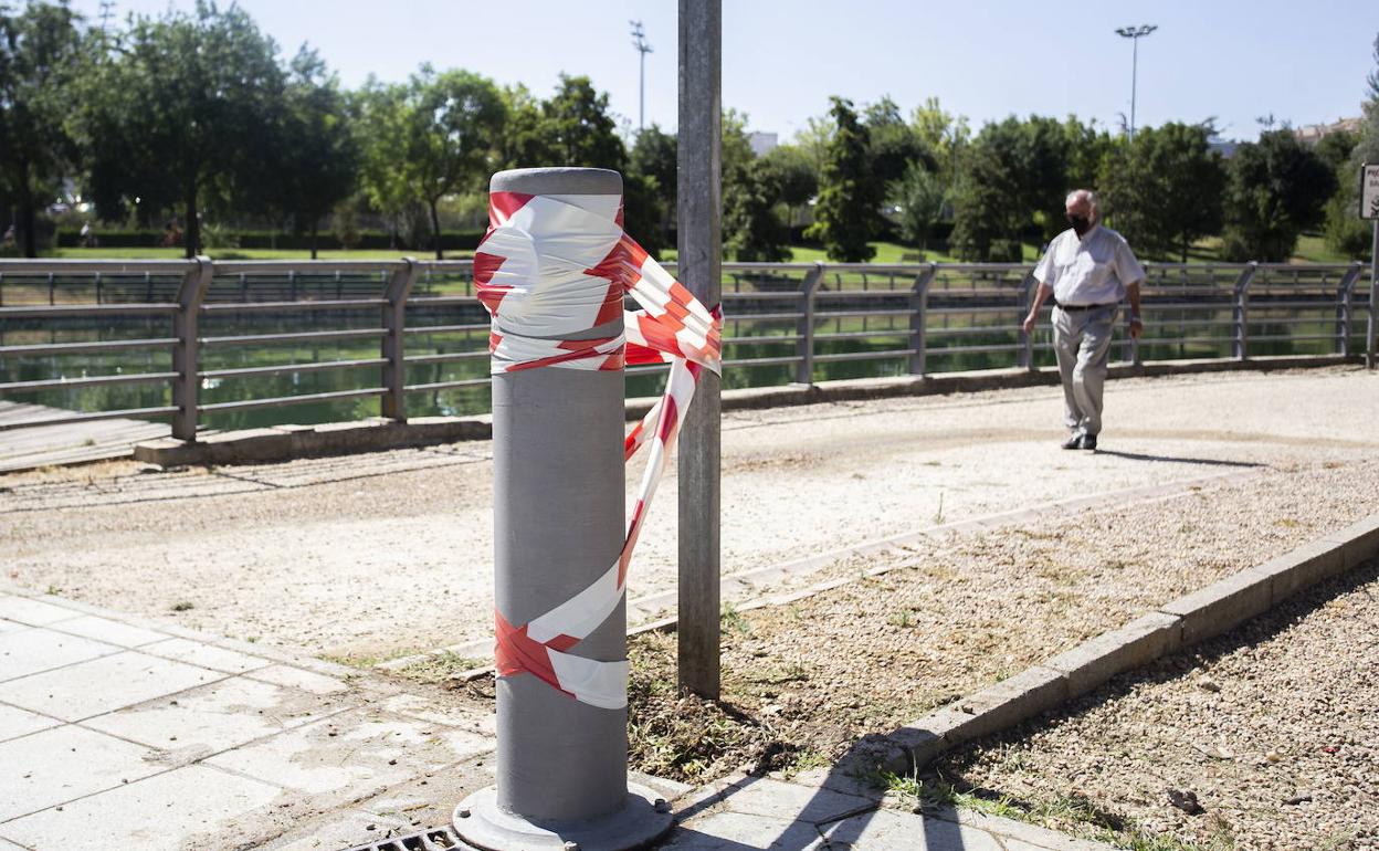 Una de las fuentes de agua potable clausuradas en Cáceres.