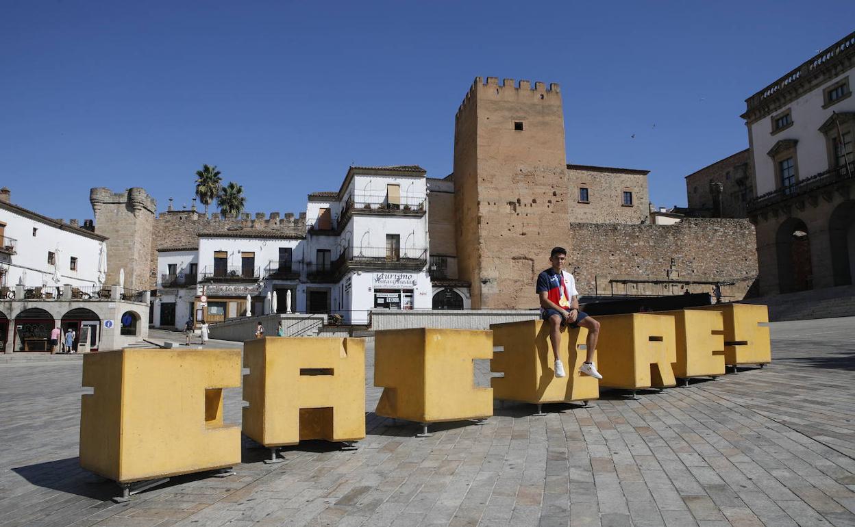 El deportista Alberto Ginés en la Plaza Mayor de Cáceres. 