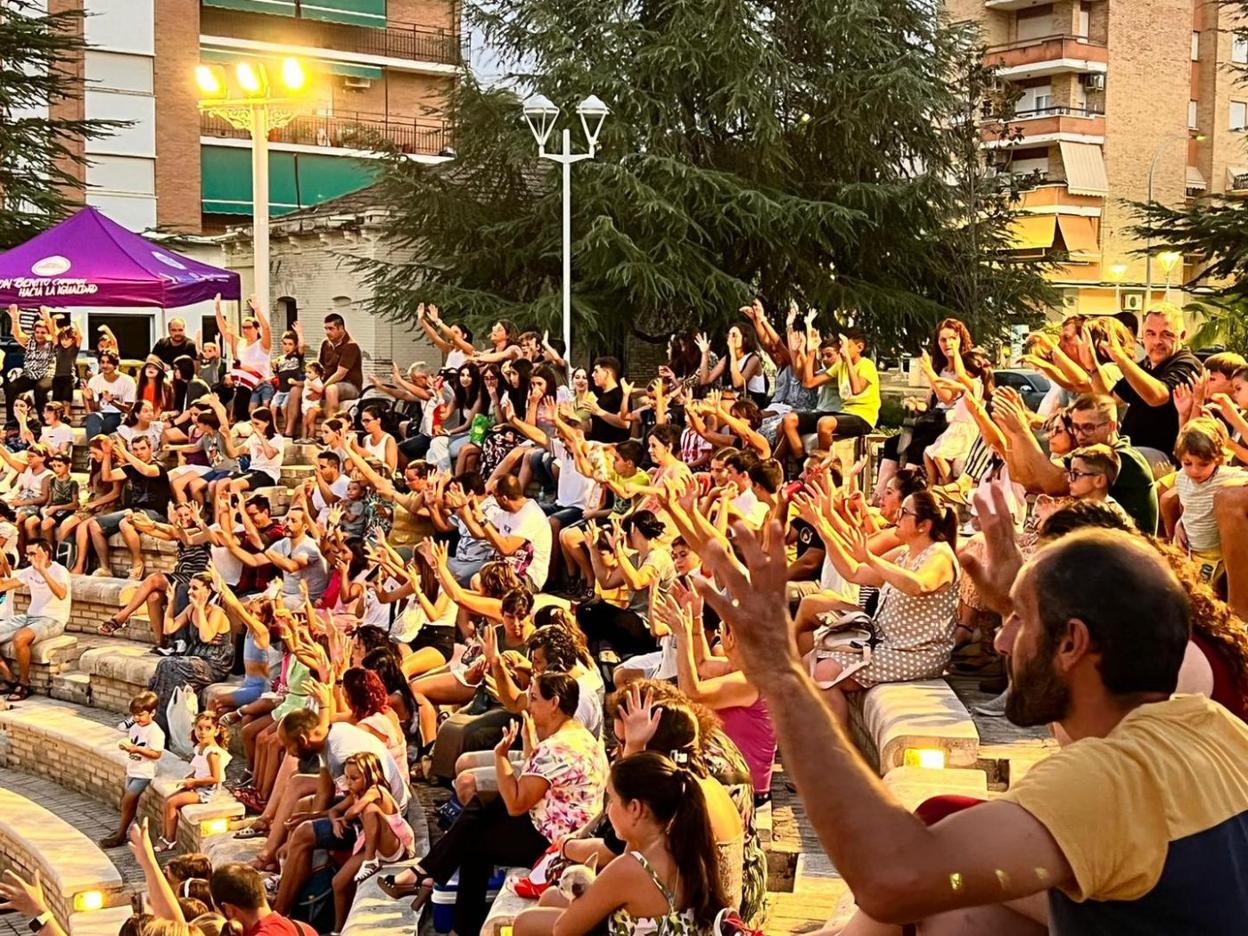 El cine de verano reunió a pequeños y mayores. 