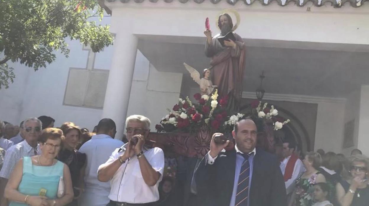 Vecinos con la imagen de San Mateo en procesión. 