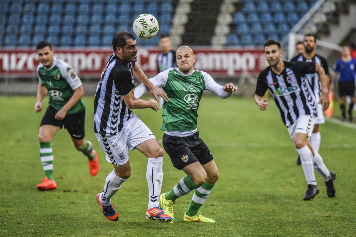 Kevin y Borrego en un Badajoz-Cacereño en el Nuevo Vivero. 