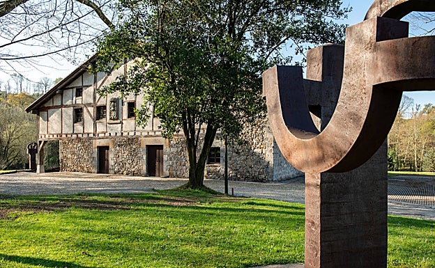 El caserío de Zabalaga en en Chillida Leku. Sucesión Eduardo Chillida y Hauser & Wirth. 