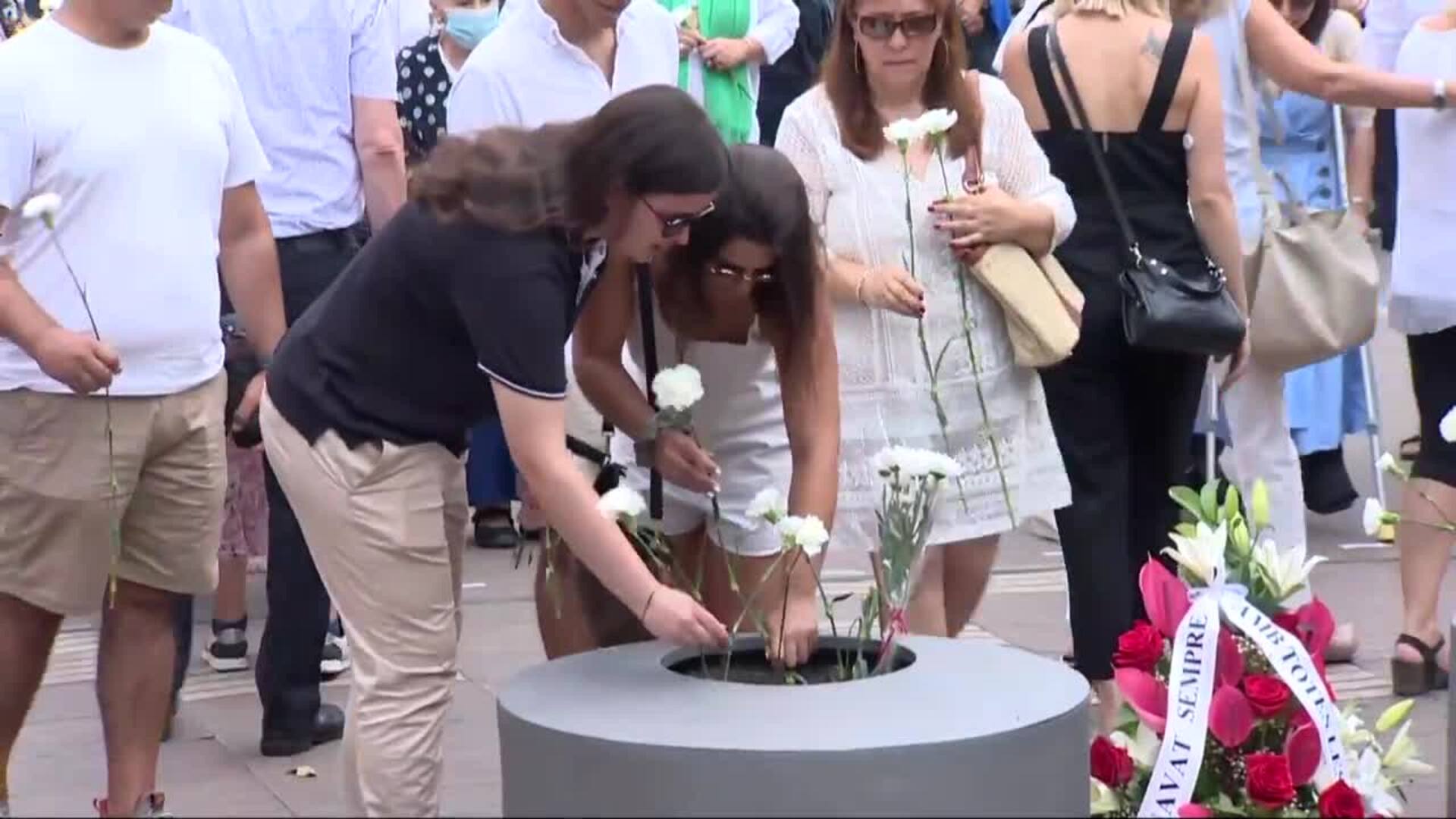 Barcelona recuerda a las víctimas del 17-A en un acto empañado por tensión independentista