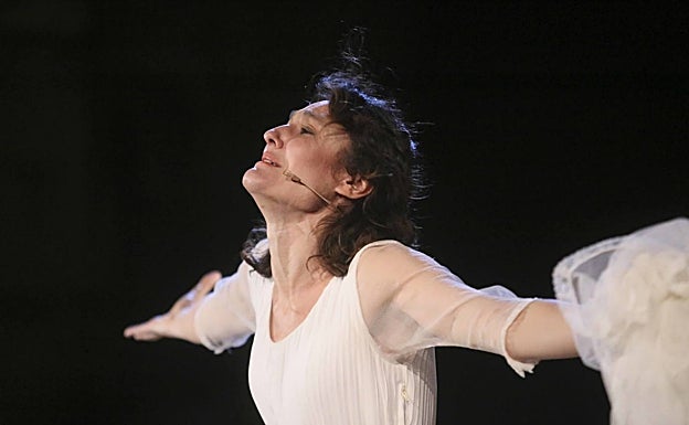 Ana García, en el papel de Antígona, anoche, en el estreno de la función en el Teatro Romano de Mérida. 