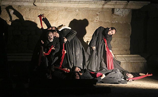 Resto de actores en el frente del Teatro. 