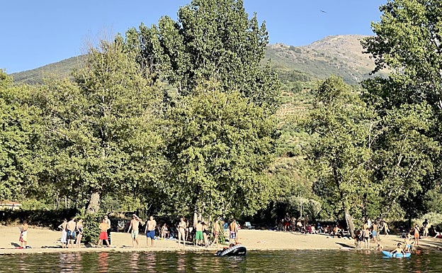 El paisaje verde del Valle del Jerte rodea La pesquerona. 