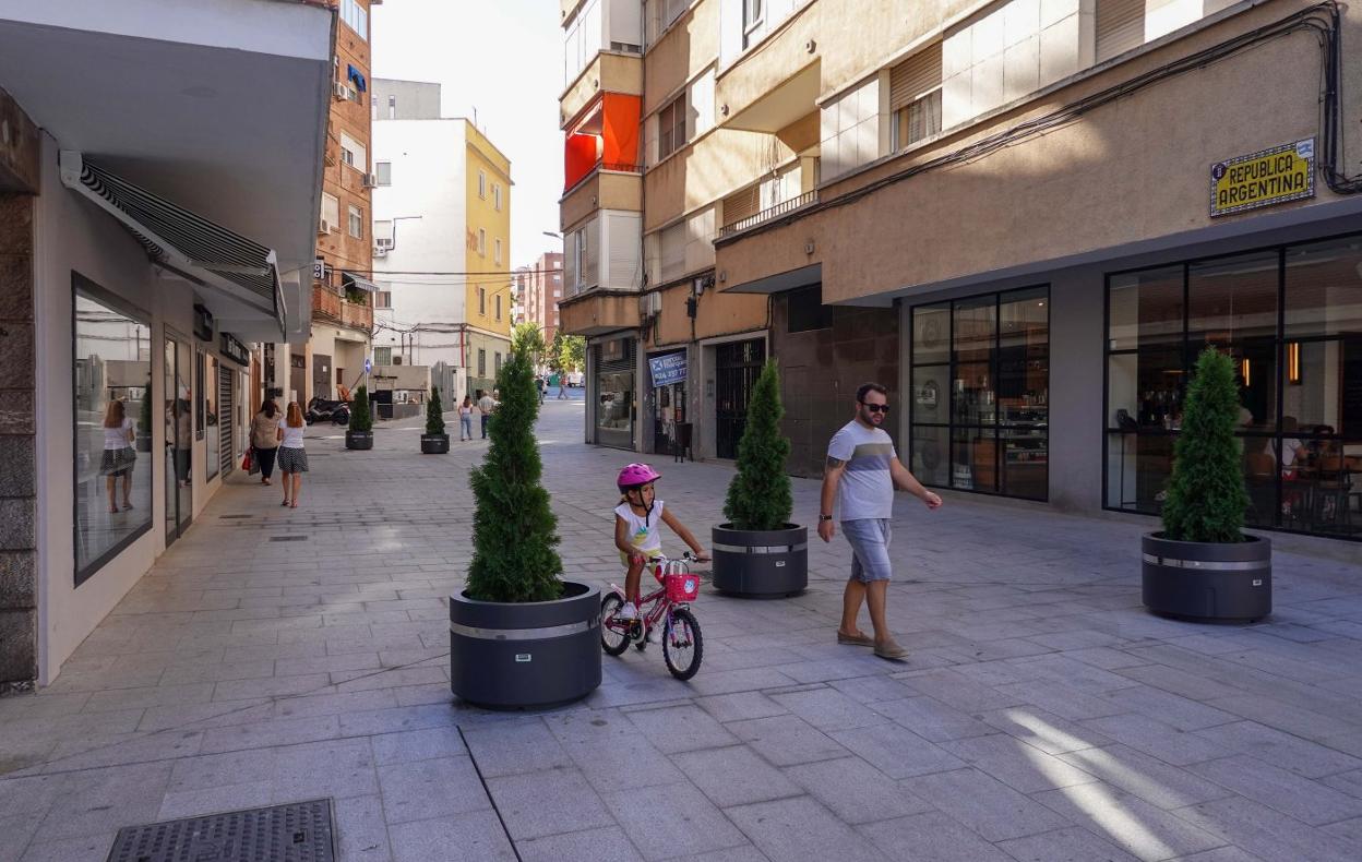 Peatones circulan por el primer tramo de la calle República Argentina, libre ya de coches. 