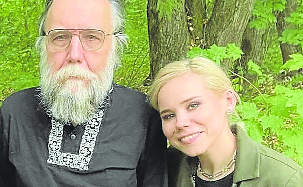 Imagen de Alexánder Duguin y su hija. 