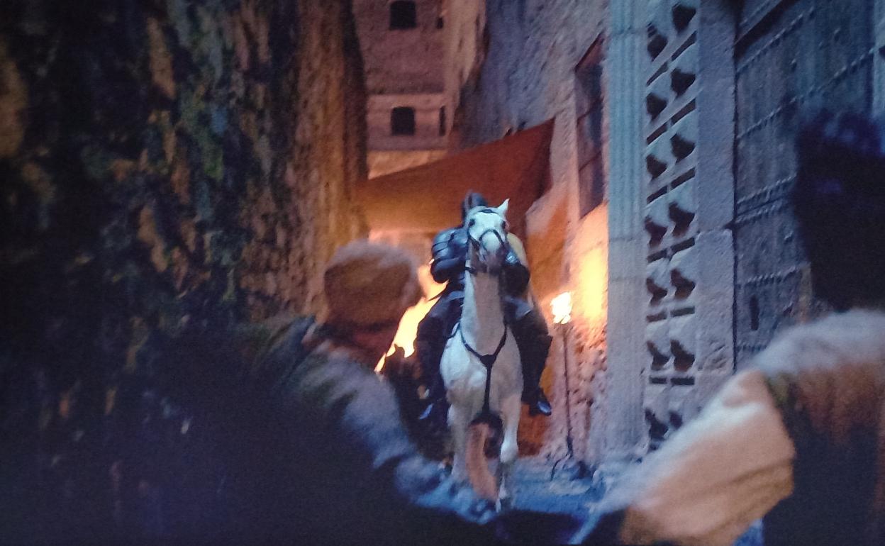 Escena del primer capítulo en la fachada trasera del Obispado de Cáceres.