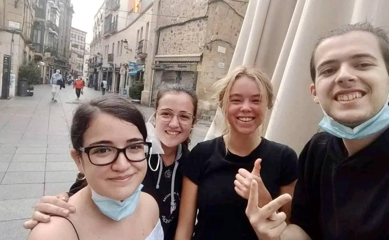 La actriz Milly Alcock (segunda por la derecha), princesa Rhaenyra en la ficción, el pasado otoño en la plaza de San Juan de Cáceres junto a María Arias y otros fans de 'Juego de tronos'. 