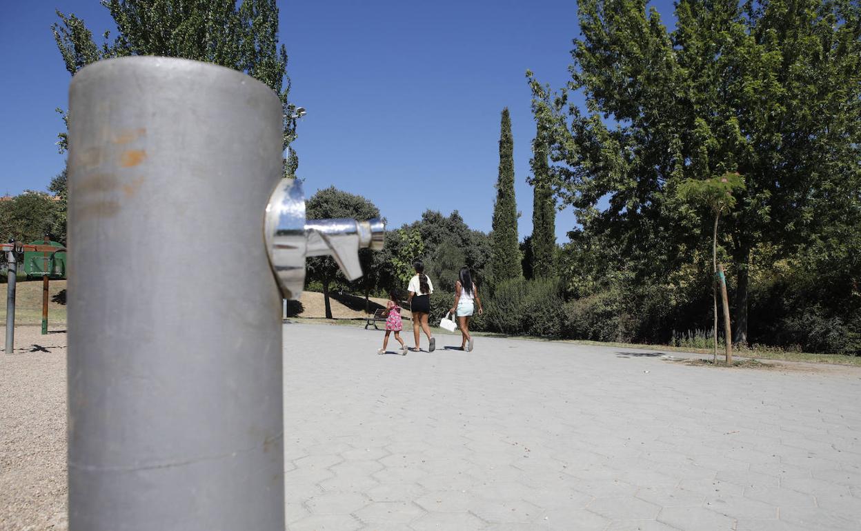 Fuente clausurada en el parque del Rodeo.