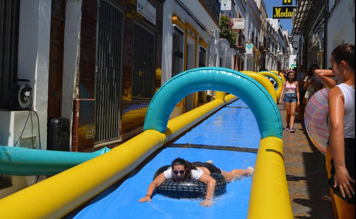 Tobogán de la calle la Cárcel en pasadas ediciones de la Semana del Agua 