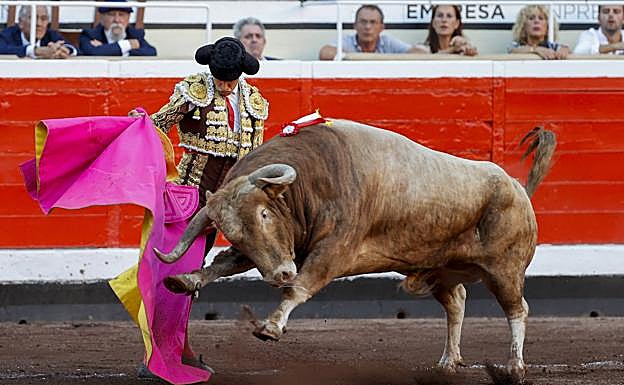 El torero Ángel Téllez da un pase con el capote al segundo de los de su lote, durante la corrida de la Feria de Bilbao celebrada este martes en la plaza toros de Vistalegre. 