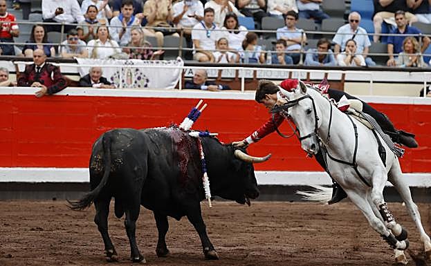 El rejoneador Guillermo Hermoso de Mendoza en la lidia al segundo de los de su lote, durante la primera de las Corridas Generales de Bilbao celebrada este sábado en la plaza de toros de la capital vizcaína.