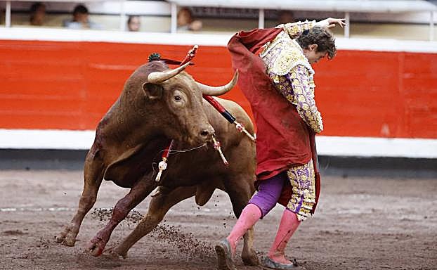 El diestro Jorge Martínez da un pase con la muleta al segundo de los de su lote, durante la corrida de la Feria de Bilbao celebrada este lunes en la plaza toros de Vistalegre. 