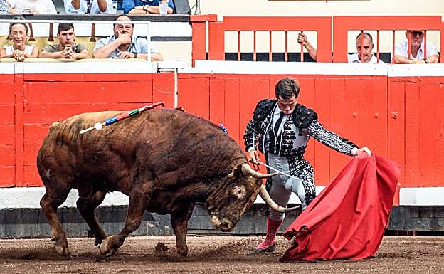 El diestro Julián López «El Juli» con el primero de los de su lote, durante la corrida de la Feria de Bilbao celebrada este miércoles en la plaza toros de Vistalegre. 
