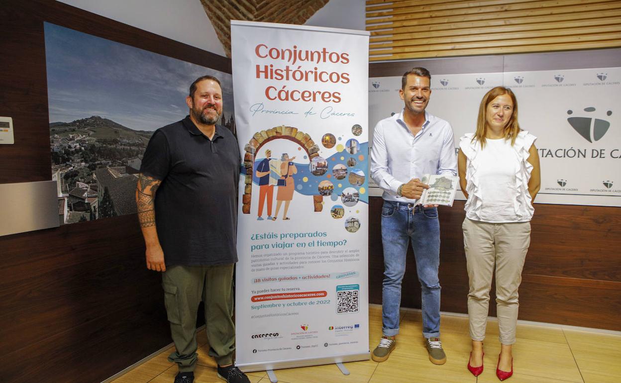 Javier Martín, Álvaro Sánchez y Cristina Pérez en la presentación de la guía. / 