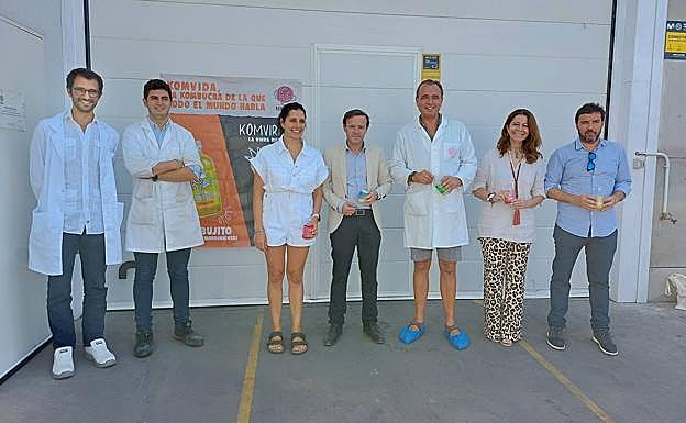 Posado con autoridades y empleados en la visita a Komvida Kombucha 