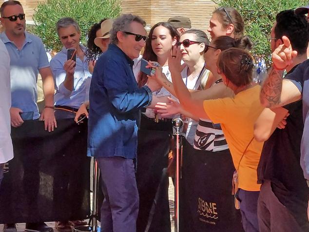 Miguel Ríos saluda al público que se ha congregado para verle.