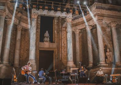 Imagen secundaria 1 - El mítico rockero Miguel Ríos hace vibrar el estreno del Stone &amp; Music