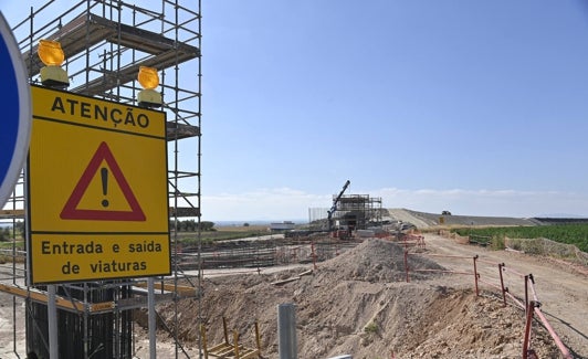 Construcción de un tren en la autovía. 