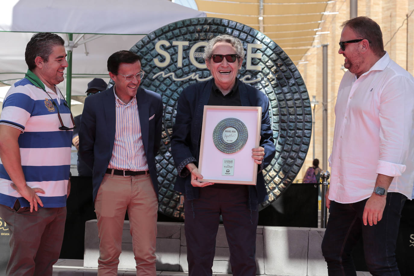 Miguel Ríos muestra una réplica de la placa. 