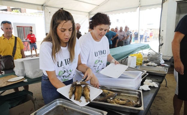 Las tencas procedían de una charca de Brozas. 