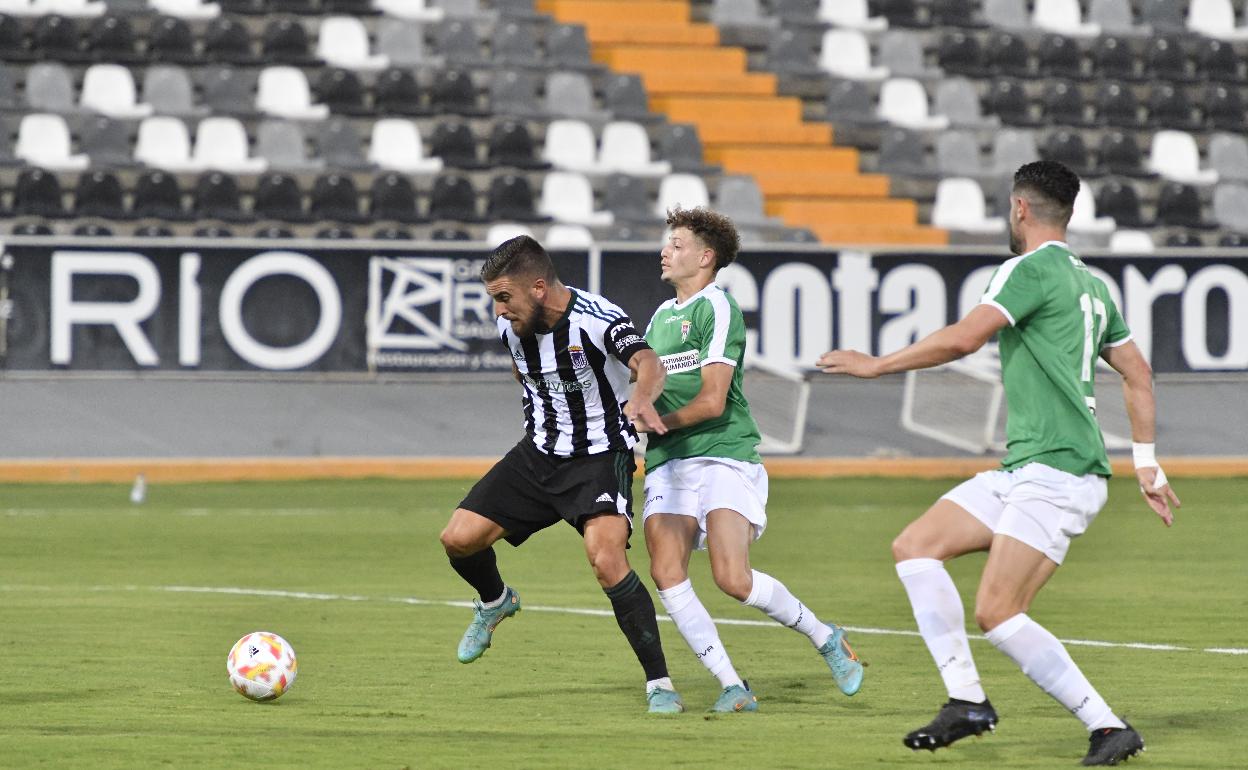 Francis Ferrón trata de controlar el balón en el duelo ante el Córdoba. 