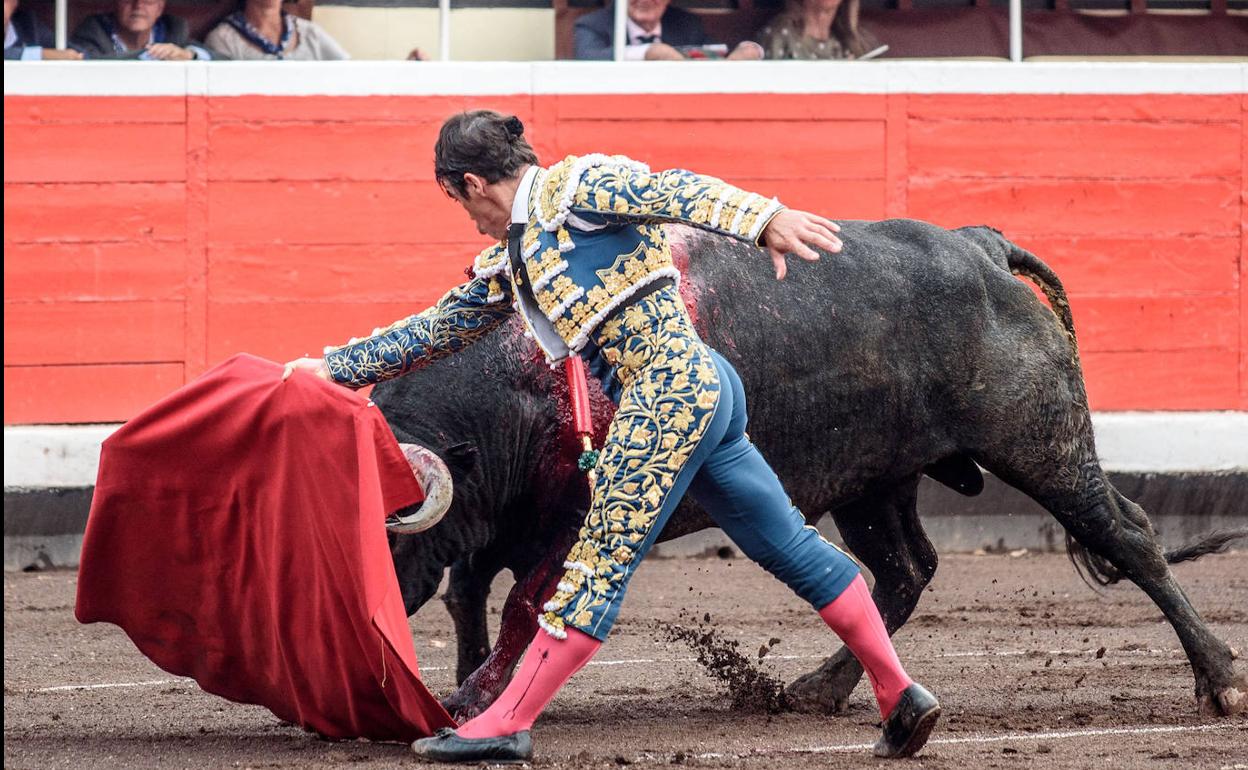 El diestro López Chaves con el primero de los de su lote, durante la corrida de la Feria de Bilbao celebrada este domingo en la plaza toros de Vistalegre. 