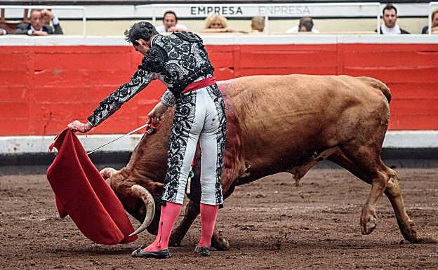 El diestro Fortes con el primero de los de su lote, durante la corrida de la Feria de Bilbao celebrada este domingo en la plaza toros de Vistalegre. 