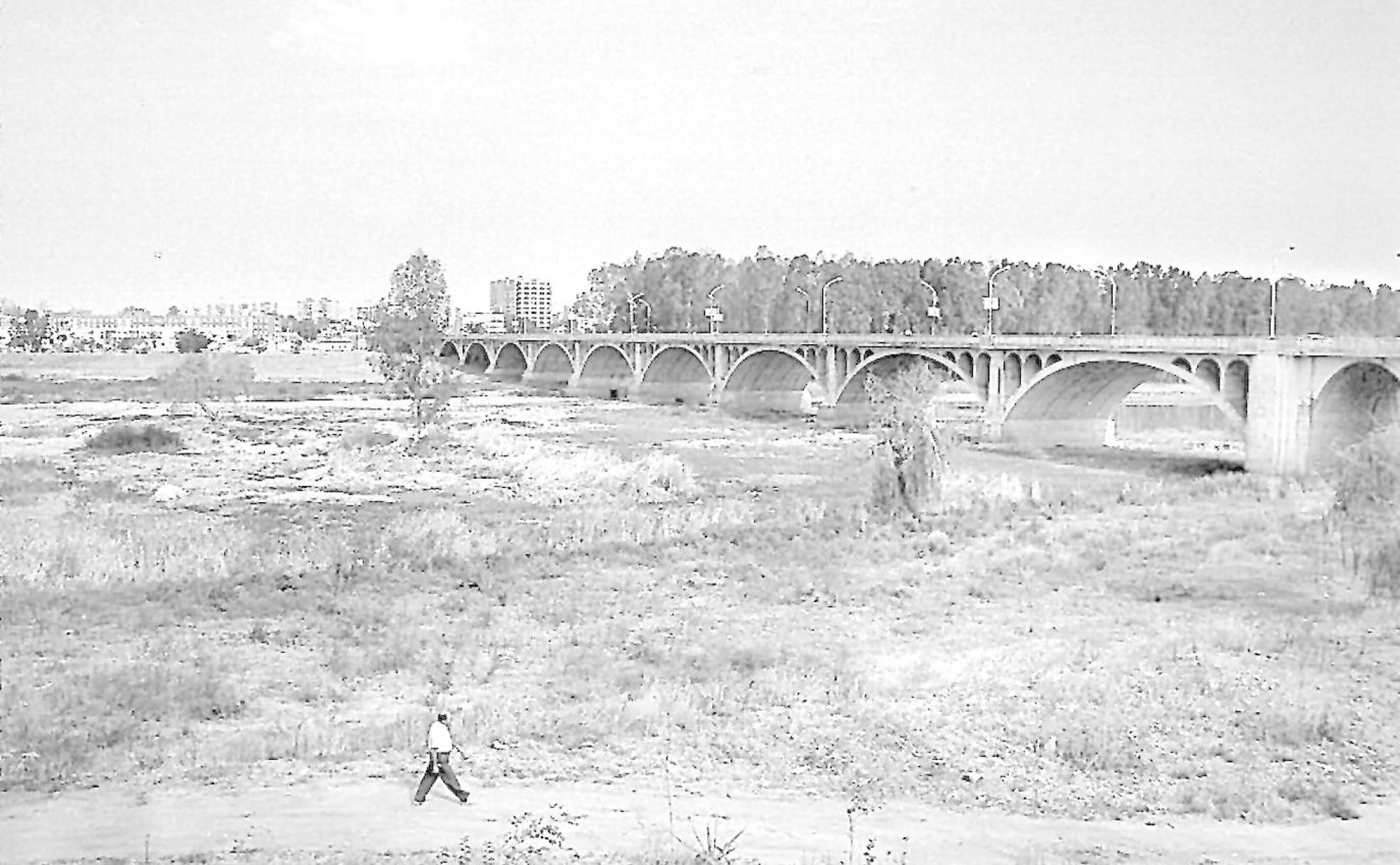 El cauce del río Guadiana, prácticamente vacío a su paso por la ciudad de Badajoz.