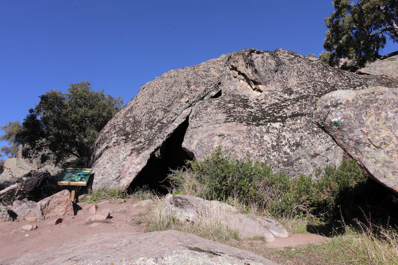 Plasencia. Una cueva, un mirador, un sendero quemagrasas, unas esculturas labradas en la roca, una ermita con tres caminos... Valcorchero es ideal para caminar y pedalear. 