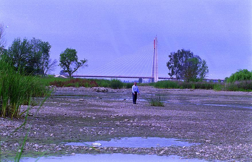 Cauce del río, con el Puente Real al fondo