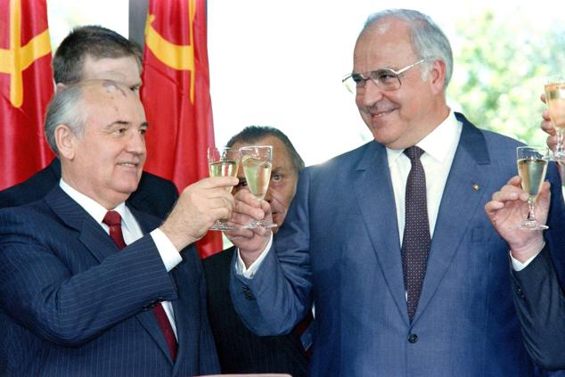 Gorbachov brinda con Helmut Kohl en Bonn, la capital de la República Federal de Alemania, en junio de 1989.