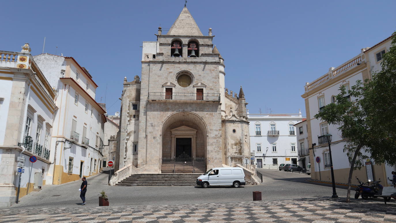 Acceso principal de la iglesia de Nuestra Señora de la Asunción. 