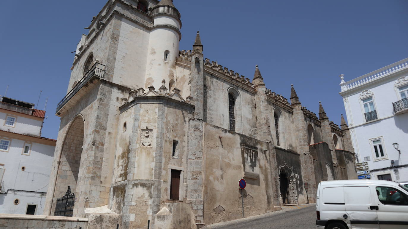 El templo parece una fortaleza. 