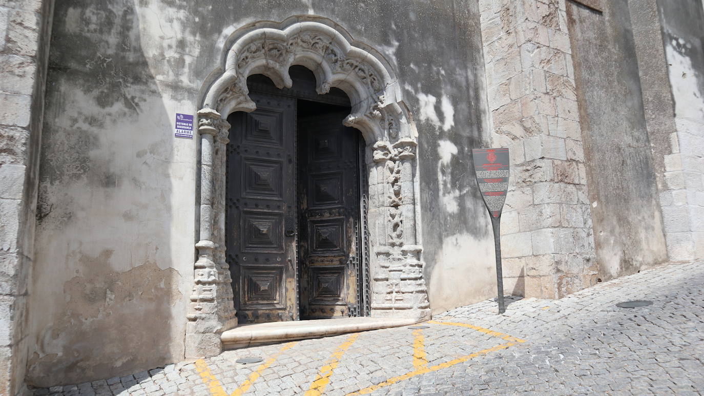 Puerta lateral de acceso. 