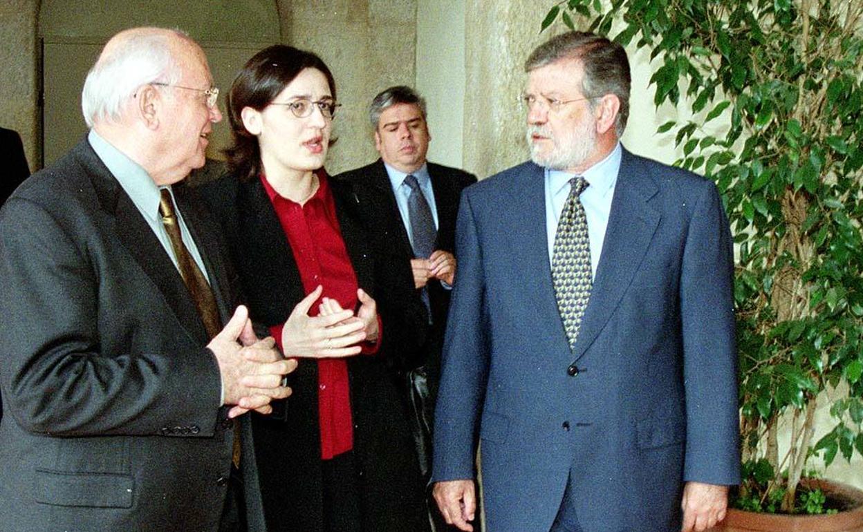 Mijaíl Gorbachov se comunicó con Rodríguez Ibarra a través de una intérprete en su visita a la Presidencia de la Junta en Mérida en 2002. Detrás, Ignacio Sánchez Amor. 
