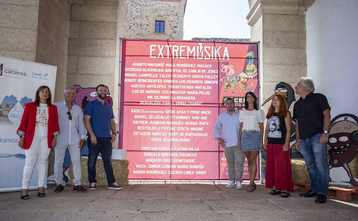 Presentación del cartel de 2022 en los soportales del ayuntamiento de Cáceres.