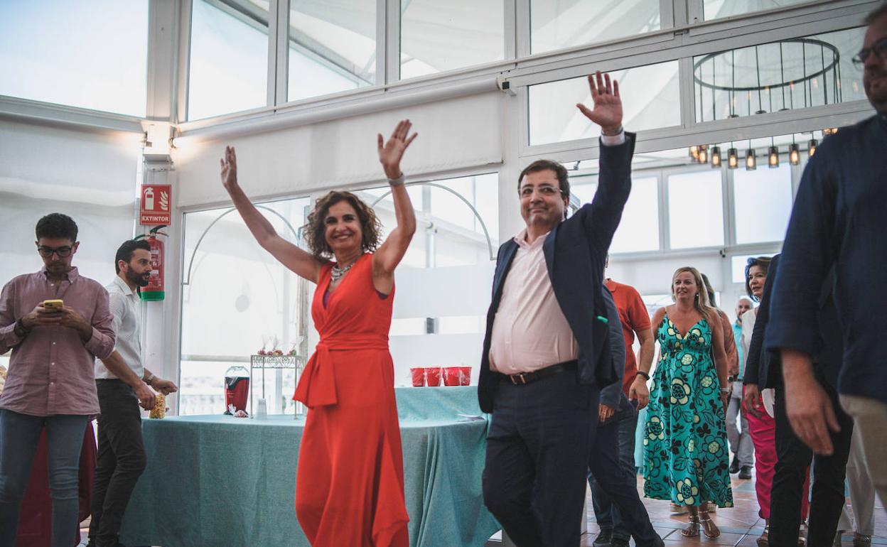 María Jesús Montero, ministra de Hacienda, junto a Guillermo Fernández Vara, presidente de a Junta, este jueves en Mérida. 