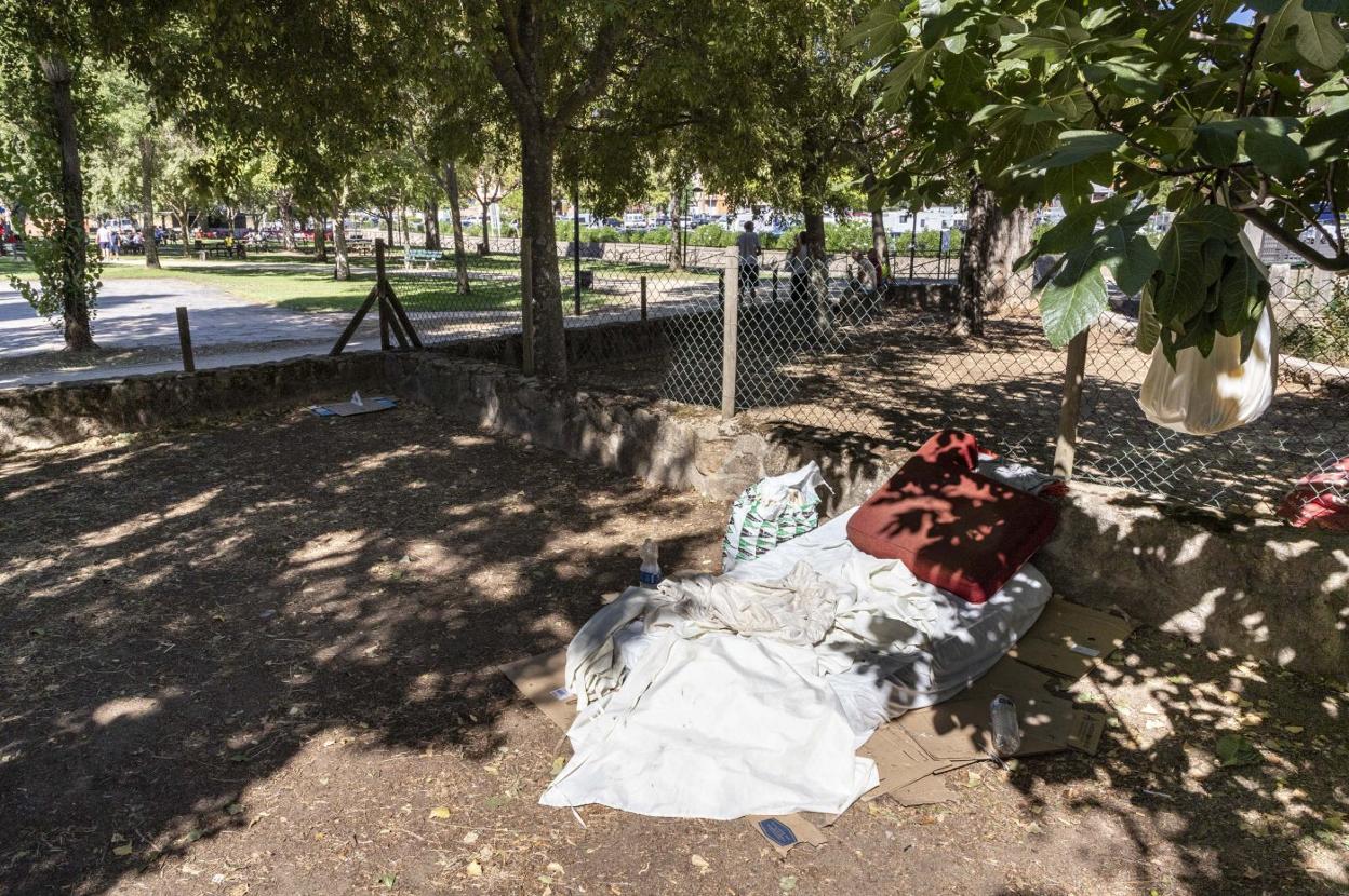 Zona del parque de la Isla que los sintecho ocupan desde hace más de quince días. 